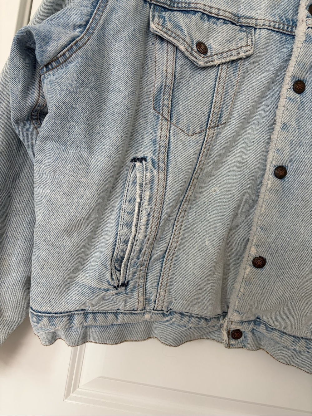 Vintage Levi’s Sherpa Trucker Jacket Made in USA XL Distressed Light Wash Denim - Picture 4 of 14